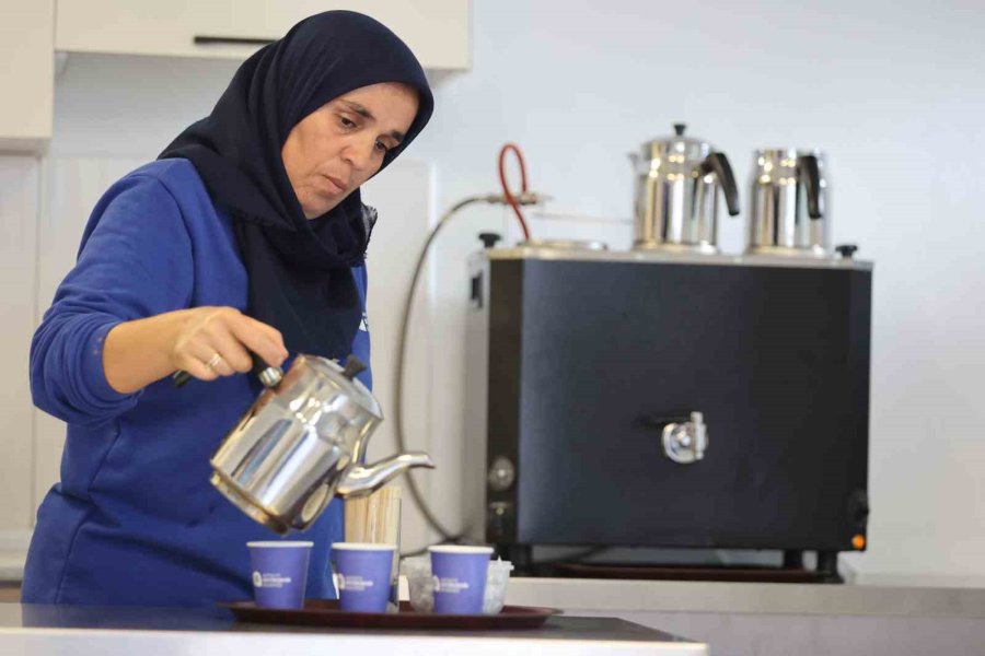 Alanya Emekli Kahvesi’ne Emeklilerden İlgi