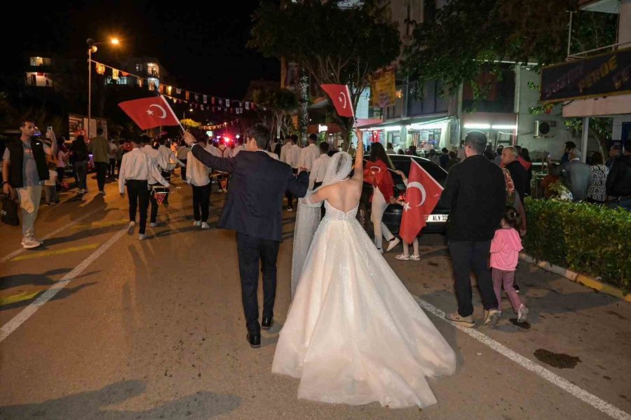 Gelinle Damat Düğünden Önce Fener Alayına Katıldı