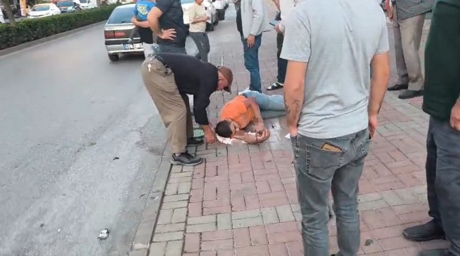 Otomobile Çarpan Motosiklet Sürücüsü Havada Takla Atıp Yere Düştü