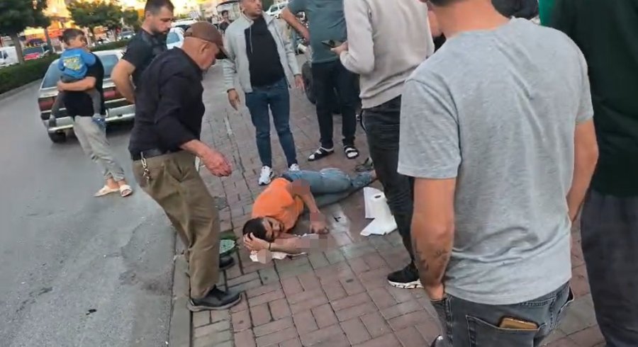 Otomobile Çarpan Motosiklet Sürücüsü Havada Takla Atıp Yere Düştü