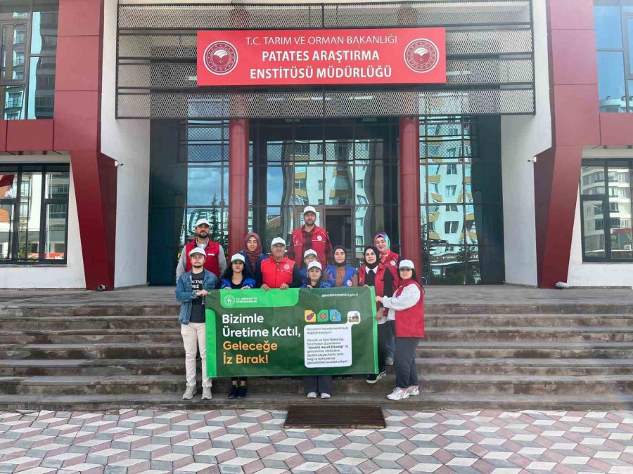 Gençler, "gönüllü Hasat Projesi" Kapsamında Patates Hasadı Yaptı