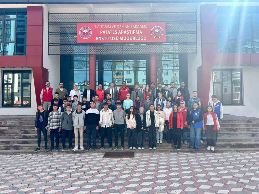 Gençler, "gönüllü Hasat Projesi" Kapsamında Patates Hasadı Yaptı
