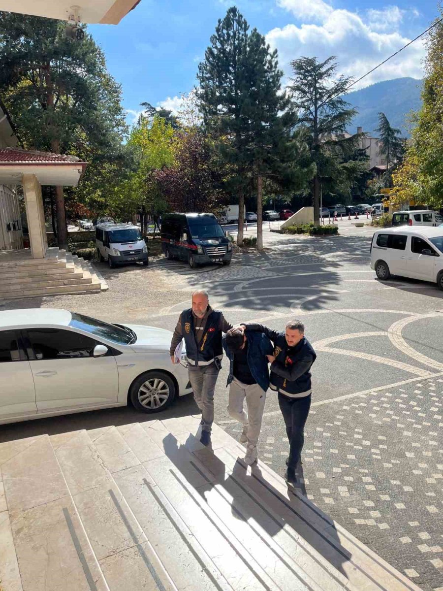 Akşehir’de Sahte Kimlikle Yakalanan Şahıstan Uyuşturucu Hap Çıktı