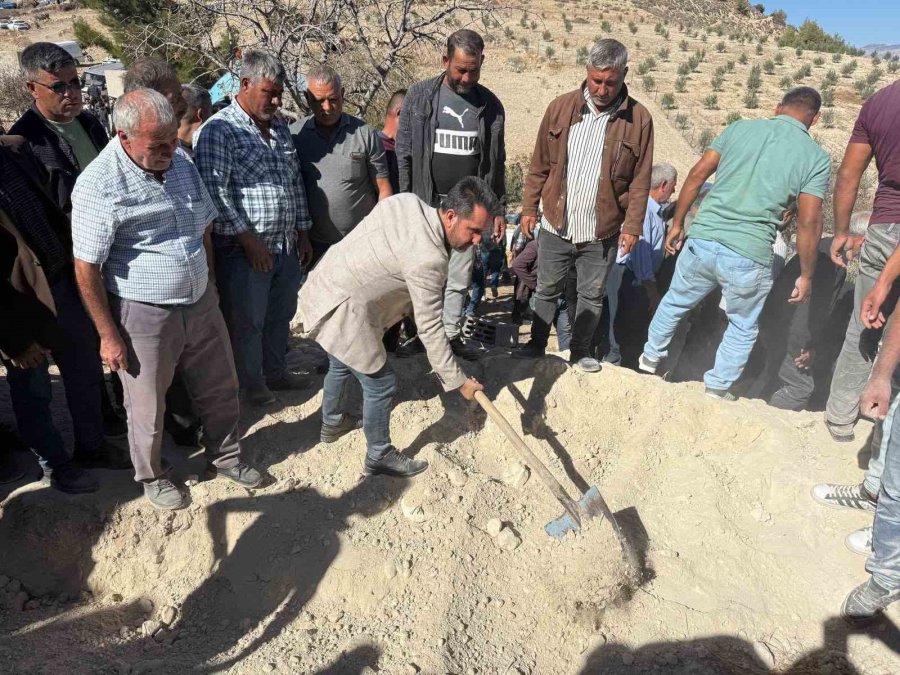 Mersin’de Kazada Hayatını Kaybeden 3 Kişi Toprağa Verildi