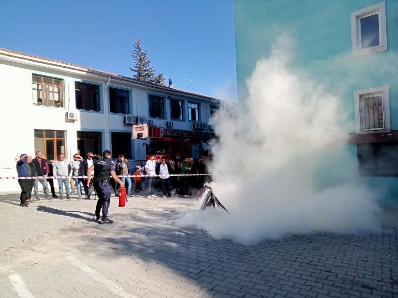 Niğde İl Sağlık Müdürlüğü’nde Gerçeğini Aratmayan Yangın Tatbikatı
