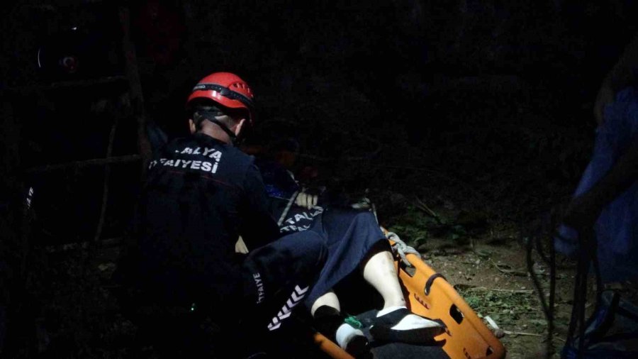 Antalya’da 4 Metrelik İnşaat Çukuruna Düşen Turist İtfaiye Tarafından Kurtarıldı
