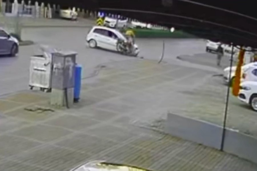 Otomobile Çarpan Motosiklet Sürücüsü Havada Takla Atıp Yere Düştü