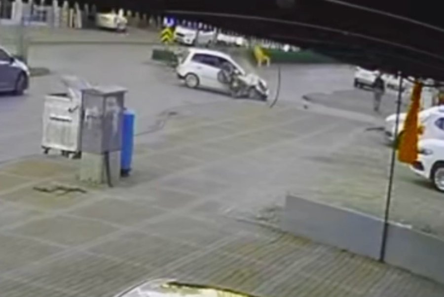 Otomobile Çarpan Motosiklet Sürücüsü Havada Takla Atıp Yere Düştü