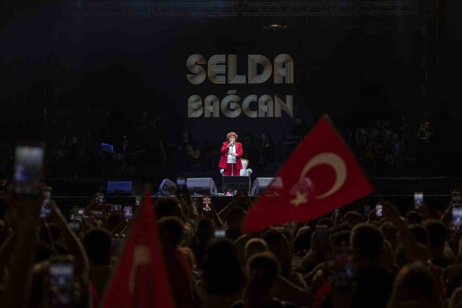 Selda Bağcan, ’mersin Gençlik Festivali’ Kapsamında Sahne Aldı
