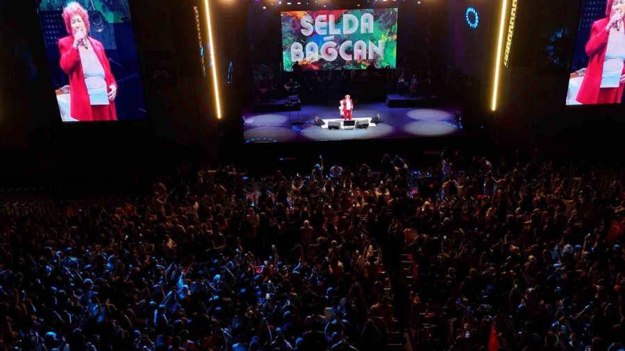 Selda Bağcan, ’mersin Gençlik Festivali’ Kapsamında Sahne Aldı
