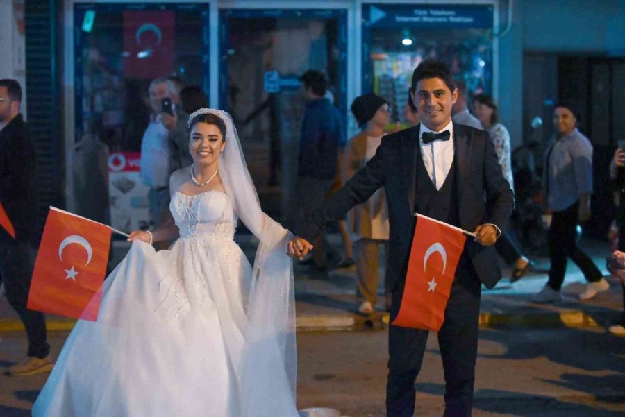 Gelinle Damat Düğünden Önce Fener Alayına Katıldı