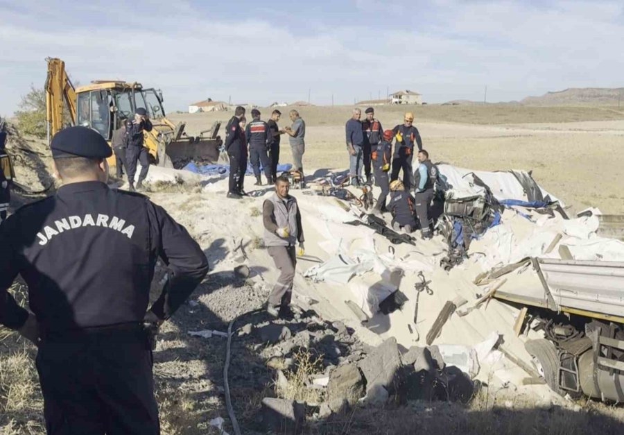 Tır Şarampole Düştü, Sürücü Kum Altında Kalan Kabin İçerisinde Can Verdi
