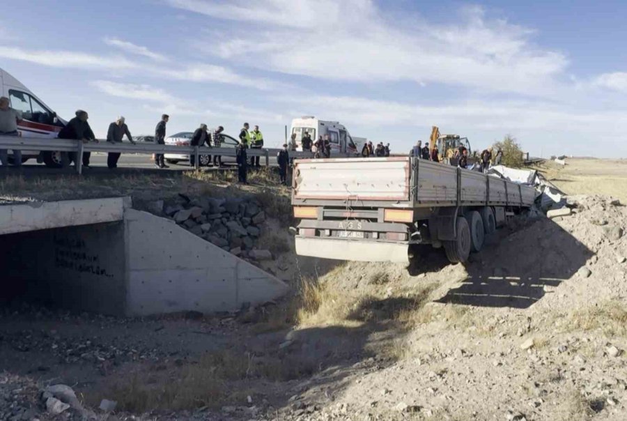 Tır Şarampole Düştü, Sürücü Kum Altında Kalan Kabin İçerisinde Can Verdi