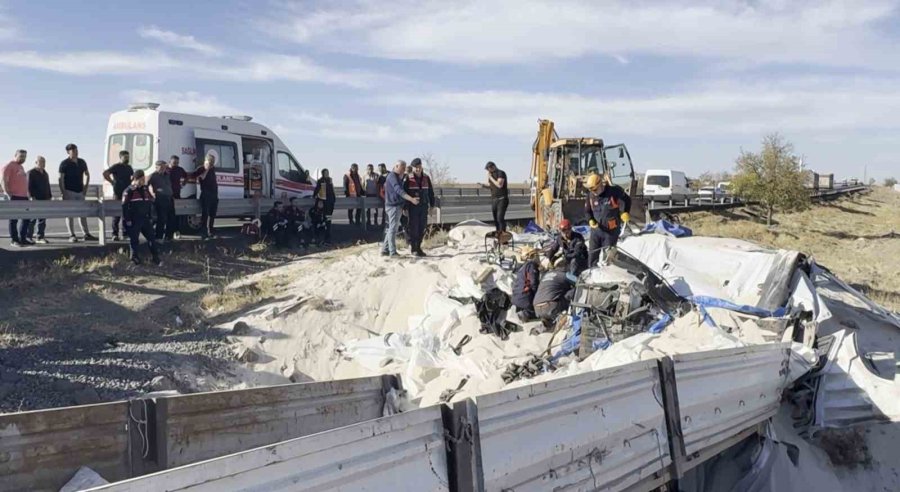 Tır Şarampole Düştü, Sürücü Kum Altında Kalan Kabin İçerisinde Can Verdi