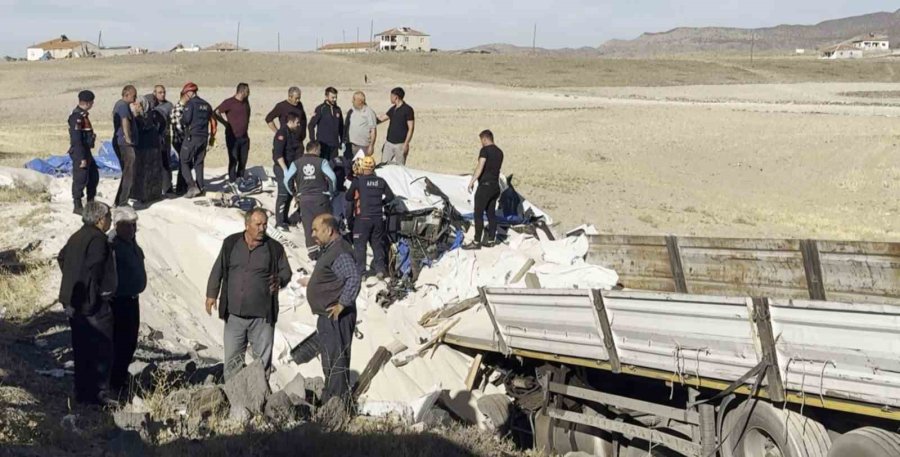 Tır Şarampole Düştü, Sürücü Kum Altında Kalan Kabin İçerisinde Can Verdi