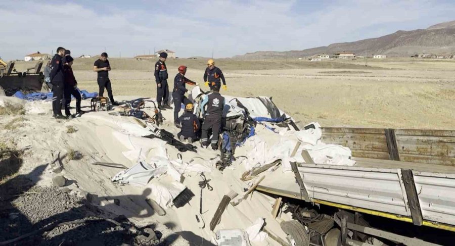 Tır Şarampole Düştü, Sürücü Kum Altında Kalan Kabin İçerisinde Can Verdi