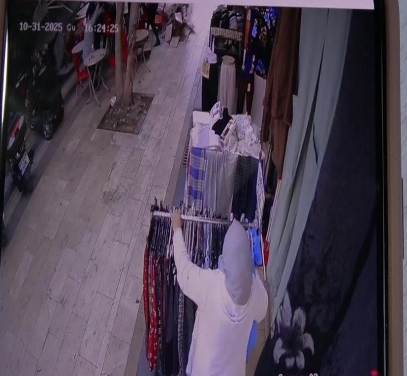 Antalya’da Faciadan Dönüldü: Araçların Üzerine Devrilen Ağacın Altında Kalmaktan Son Anda Kurtuldu