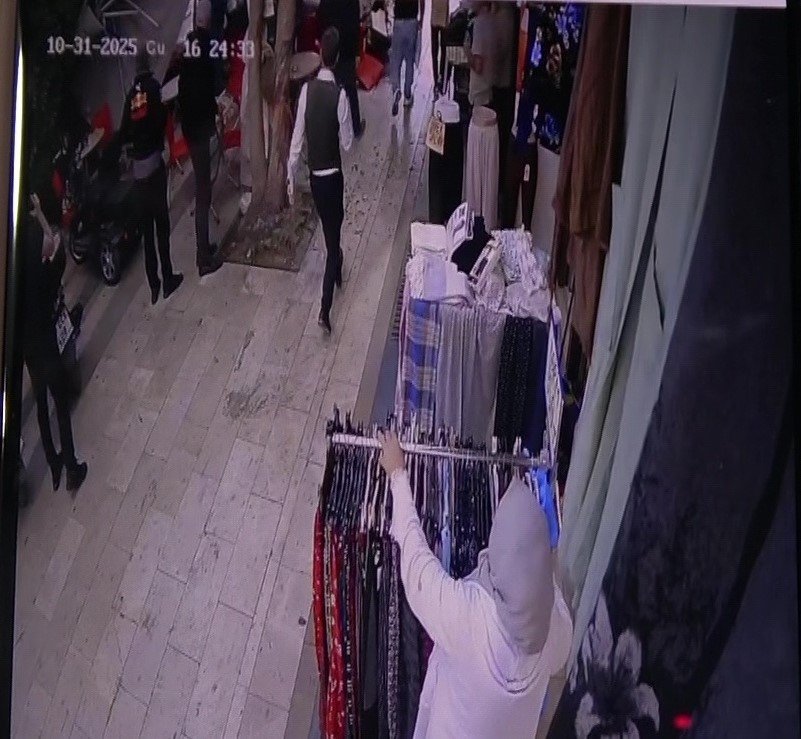 Antalya’da Faciadan Dönüldü: Araçların Üzerine Devrilen Ağacın Altında Kalmaktan Son Anda Kurtuldu