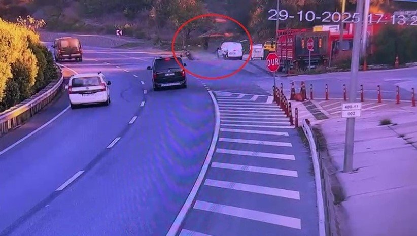 Park Halindeki Otomobile Çarpan Sürücü Ölümden Döndü