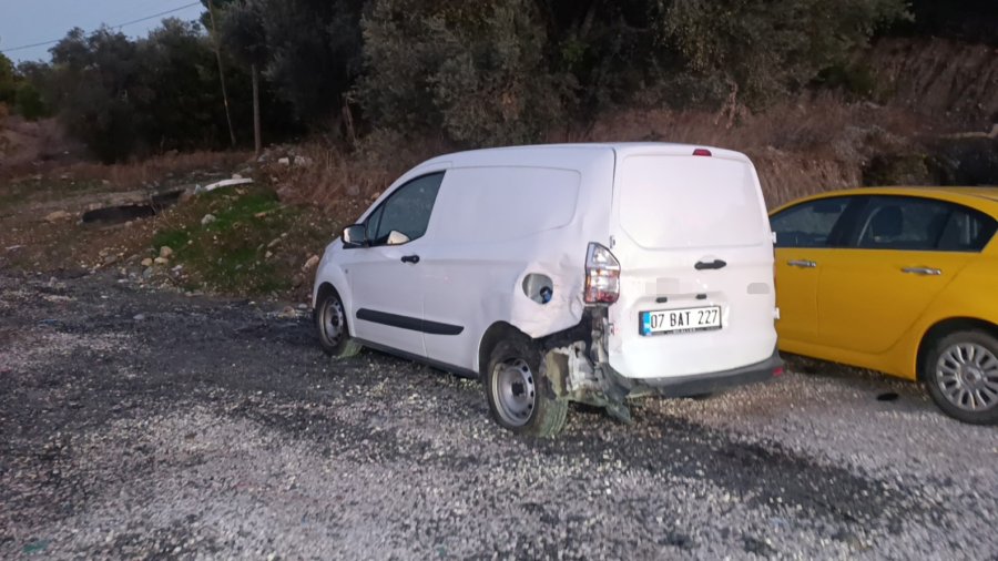 Park Halindeki Otomobile Çarpan Sürücü Ölümden Döndü