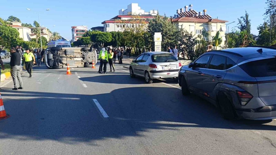 Park Halindeki Araçlara Çarpıp Yan Yatan Otomobilin Sürücüsü Yaralandı