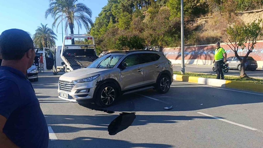 Park Halindeki Araçlara Çarpıp Yan Yatan Otomobilin Sürücüsü Yaralandı