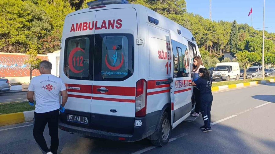 Park Halindeki Araçlara Çarpıp Yan Yatan Otomobilin Sürücüsü Yaralandı