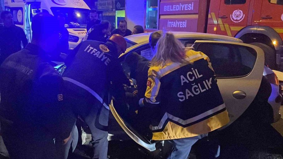 Kazada Sonrası Araçta Sıkışan Sürücüyü İtfaiye Kurtardı