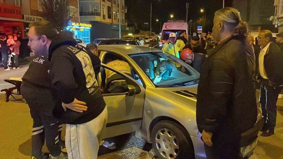 Kazada Sonrası Araçta Sıkışan Sürücüyü İtfaiye Kurtardı