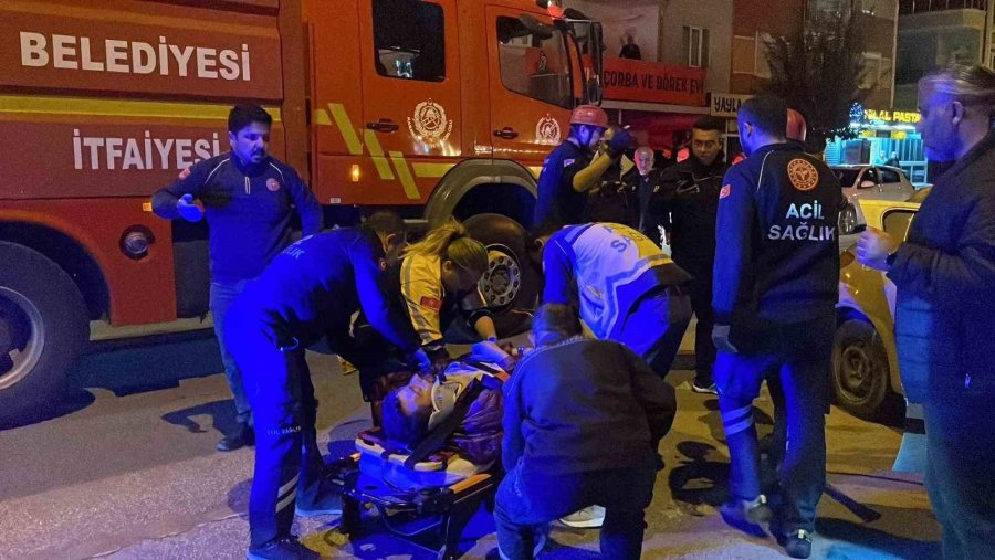 Kazada Sonrası Araçta Sıkışan Sürücüyü İtfaiye Kurtardı