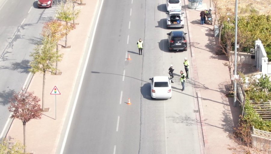 Polisi Görünce Sürücü Değiştirdiler, Drondan Kaçamadılar