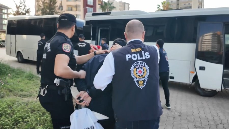 Deste Deste Para Çıktı: Loca Bileti Satarak Dolandırıcılık Yapan 16 Şüpheli Yakalandı