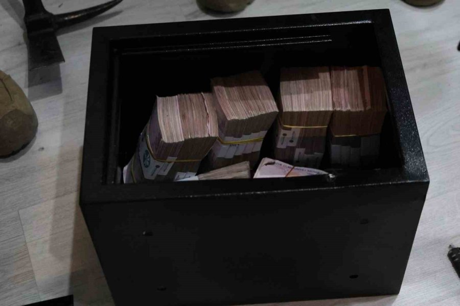 Deste Deste Para Çıktı: Loca Bileti Satarak Dolandırıcılık Yapan 16 Şüpheli Yakalandı