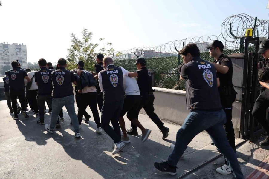 Deste Deste Para Çıktı: Loca Bileti Satarak Dolandırıcılık Yapan 16 Şüpheli Yakalandı