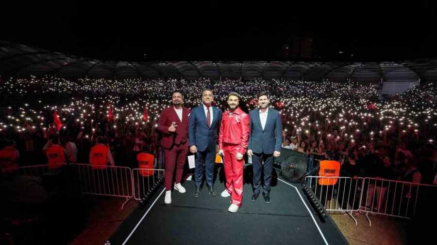 Tarsus’ta Cumhuriyet Coşkusu Sefo Konseriyle Zirveye Ulaştı