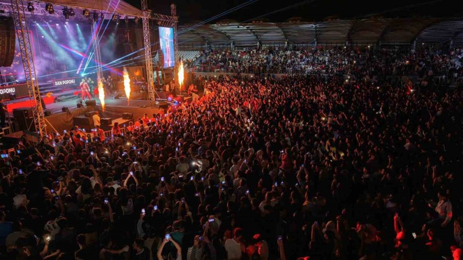 Tarsus’ta Cumhuriyet Coşkusu Sefo Konseriyle Zirveye Ulaştı