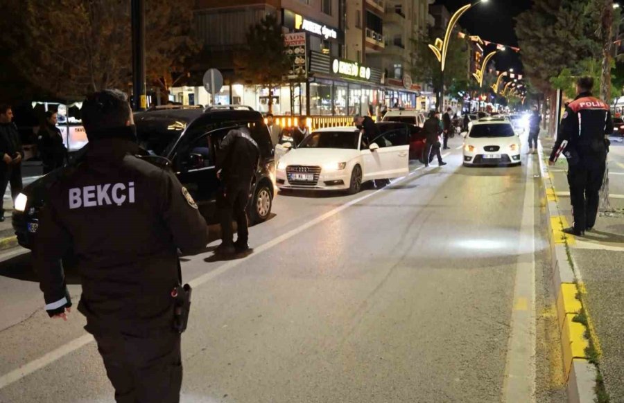 Aksaray Polisinden Denetim: Araçlar Ve Şüpheli Şahıslar Didik Didik Arandı