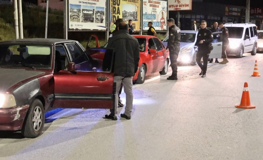 Aksaray Polisinden Denetim: Araçlar Ve Şüpheli Şahıslar Didik Didik Arandı