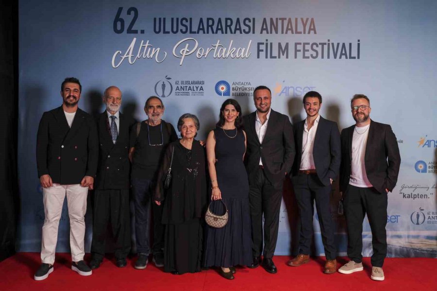 Altın Portakal’ın Kapanışında Sinemanın Yıldızları Kırmızı Halıda Buluştu