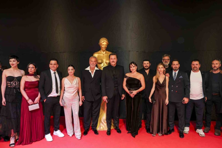 Altın Portakal’ın Kapanışında Sinemanın Yıldızları Kırmızı Halıda Buluştu