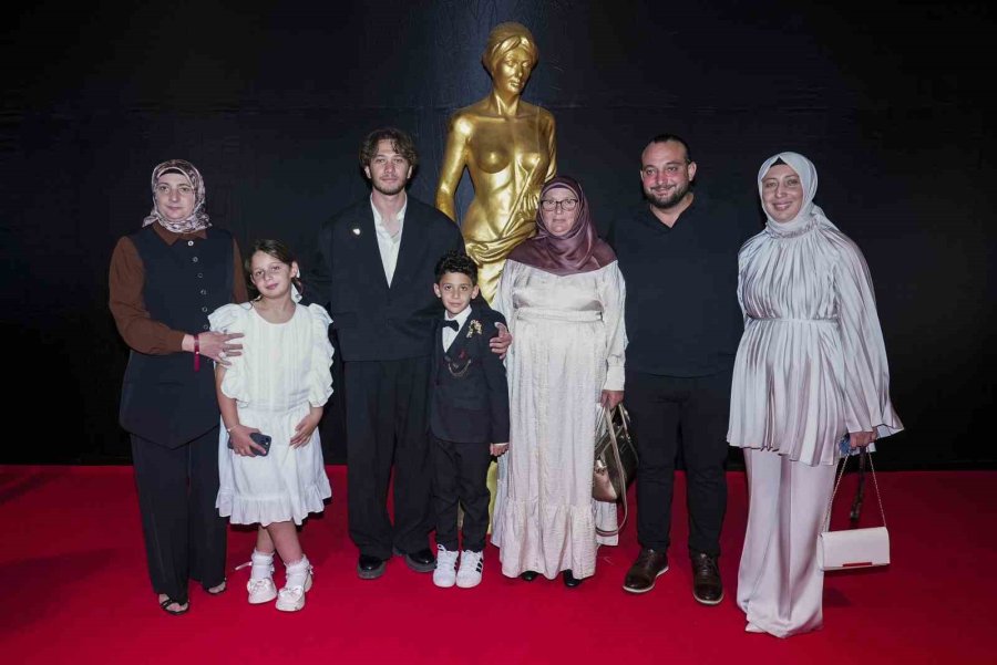 Altın Portakal’ın Kapanışında Sinemanın Yıldızları Kırmızı Halıda Buluştu