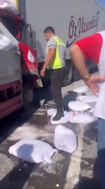 Kamyonet Tıra Arkadan Çarptı: 3 Yaralı