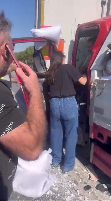 Kamyonet Tıra Arkadan Çarptı: 3 Yaralı