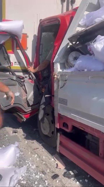 Kamyonet Tıra Arkadan Çarptı: 3 Yaralı