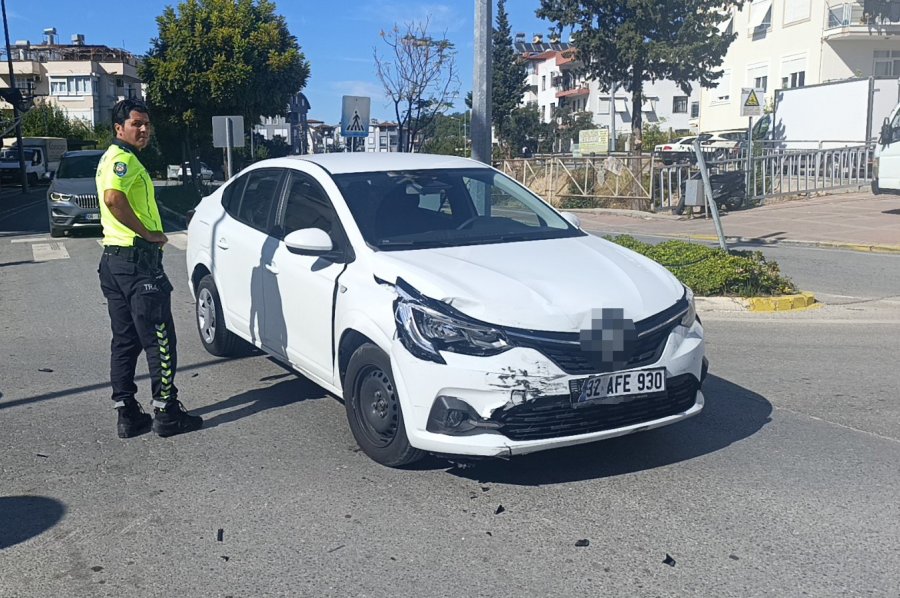 Manavgat’ta 2 Otomobil Kavşakta Çarpıştı: 1 Yaralı