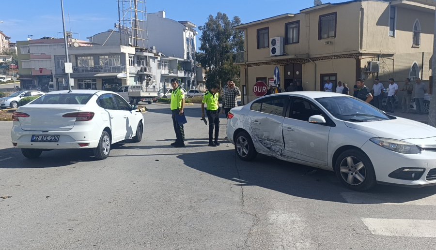 Manavgat’ta 2 Otomobil Kavşakta Çarpıştı: 1 Yaralı