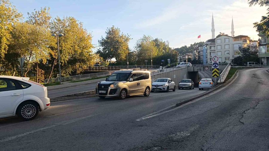 Kamyonet Sürücüsünün Dikkatsizliği Kazayı Beraberinde Getirdi: 1 Yaralı