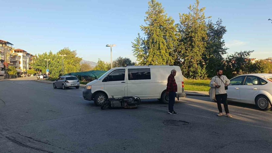 Kamyonet Sürücüsünün Dikkatsizliği Kazayı Beraberinde Getirdi: 1 Yaralı