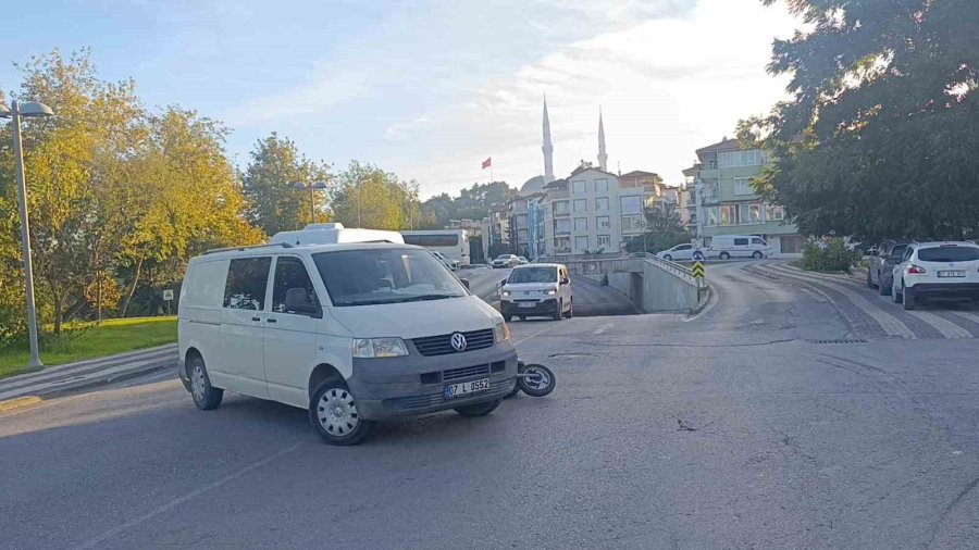 Kamyonet Sürücüsünün Dikkatsizliği Kazayı Beraberinde Getirdi: 1 Yaralı