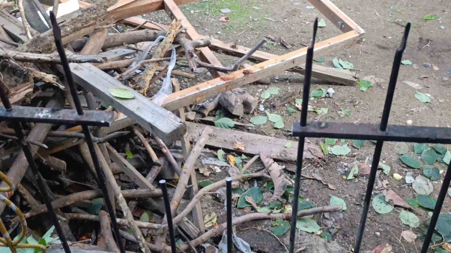 Bacağına Saplanan Korkuluk Demiri İle Hastaneye Kaldırıldı